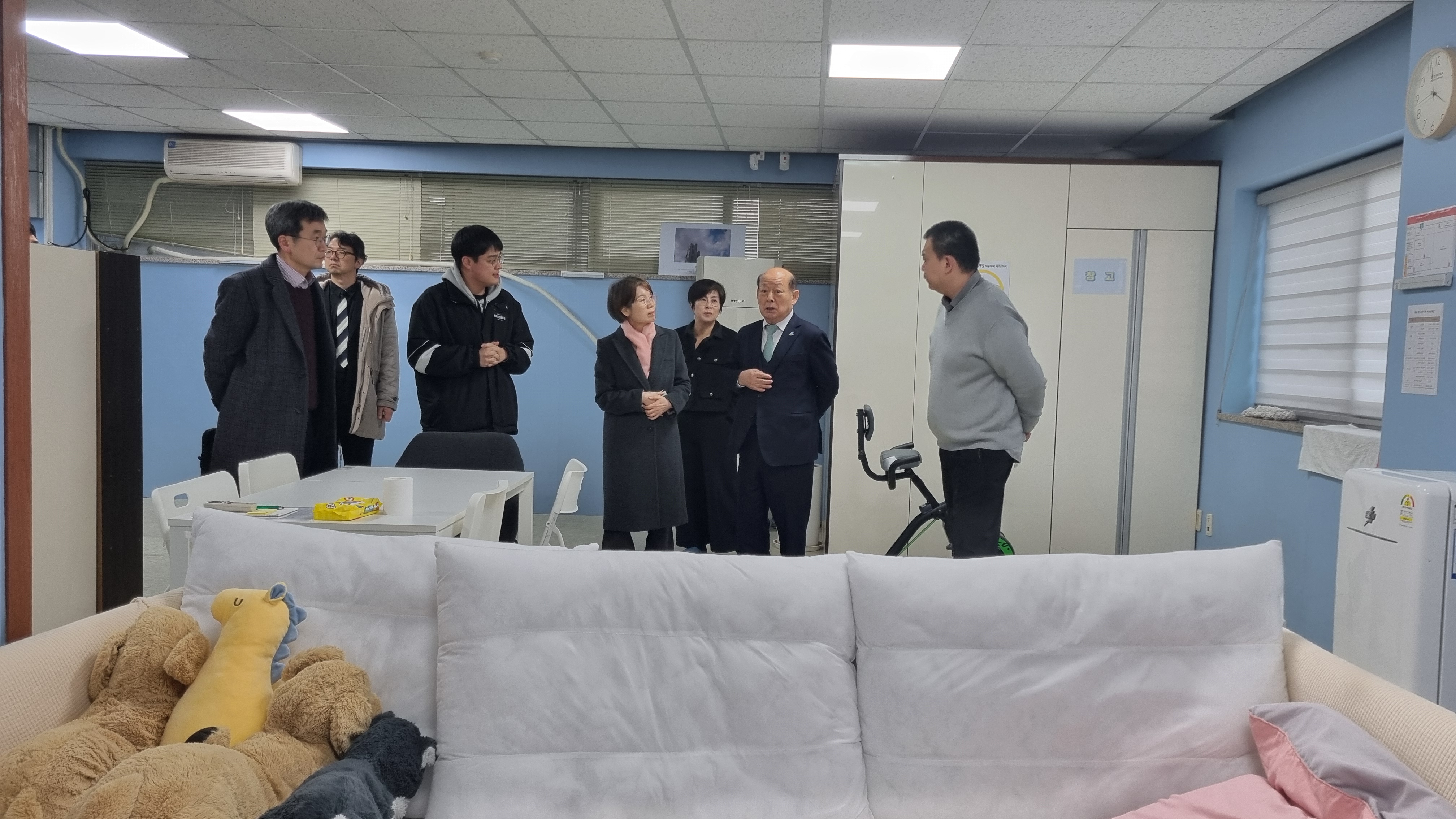 송두환 국가인권위원회 위원장이 2월 6일 오후 송파정신장애동료지원센터를 방문하여 정신장애동료지원쉼터를 살펴보고 있다.  