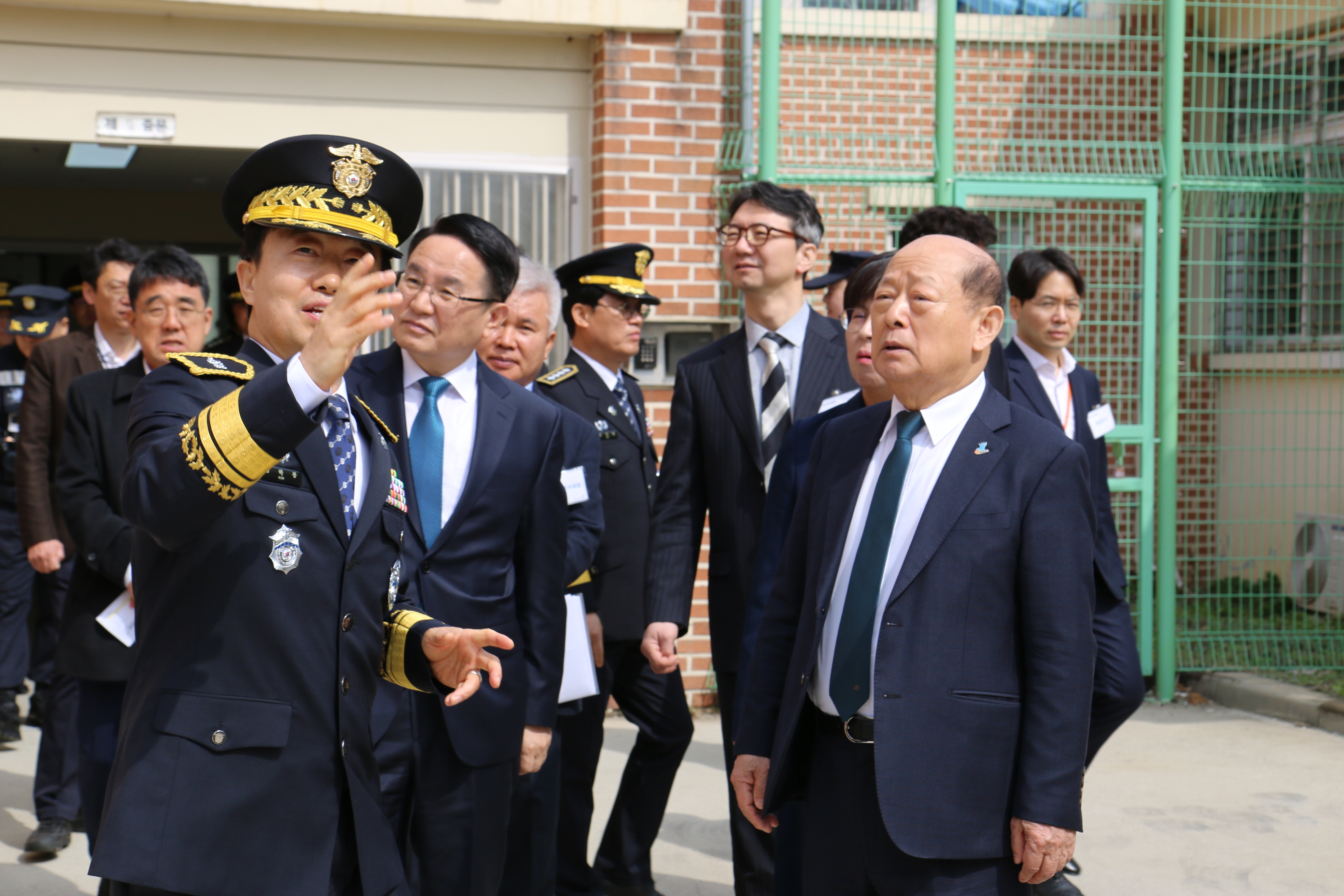 국가인권위원회(이하 ‘인권위’) 송두환 위원장은 3월 27일 의정부교도소를 방문하여 수용 환경 실태 파악 및 교정 관계자와의 간담회를 가졌습니다.
