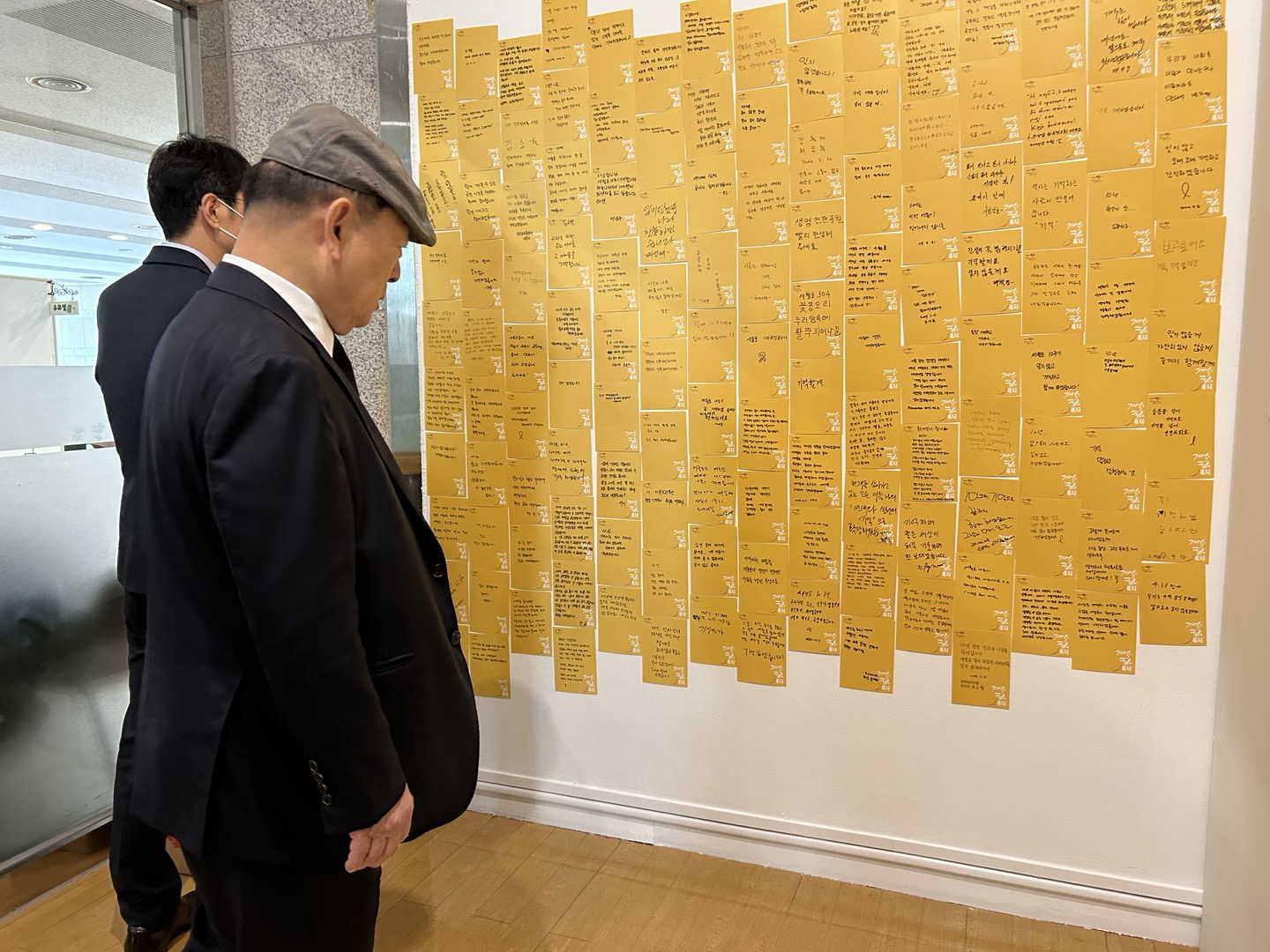 송두환 국가인권위원장이 세월호참사 10주기 기억물품 특별전에서 추모메시지를 읽고 있다