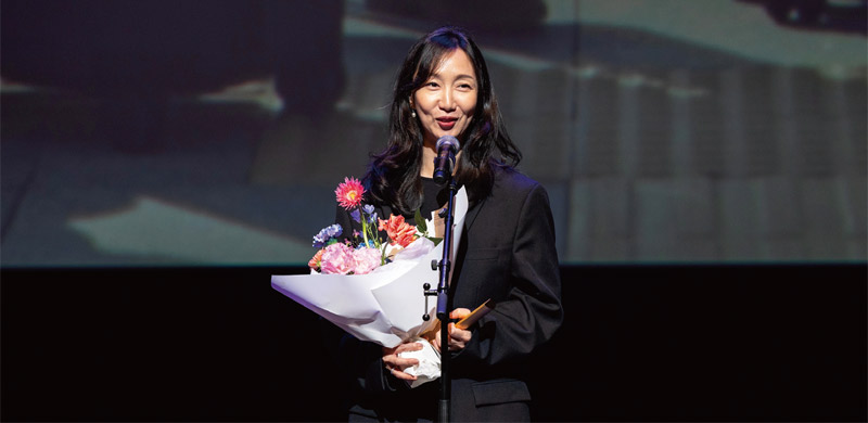 제주국제영화제에서 한국영화 경쟁 부문 대상, 배우상, 왓챠상을 수상한 〈힘을 낼 시간〉 남궁선 감독이 수상소감을 발표하고 있다.