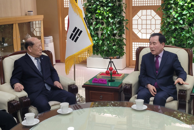 송두환 위원장과 김치철 교육감의 면담 장면