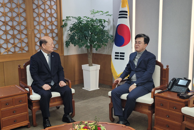 송두환 위원장과 김태흠도지사의 면담 장면