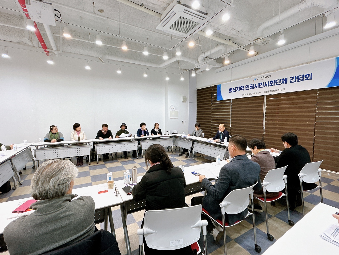 국가인권위원회 송두환 위원장은 1월 20일 울산광역시를 방문해 울산지역 인권시민사회단체 관계자들과 간담회를 열었습니다.
